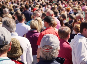 Konformizm i posłuszeństwo – dlaczego robimy to, co robią inni?